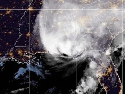 El huracán Isaías, de categoría 2, toca tierra en Florida