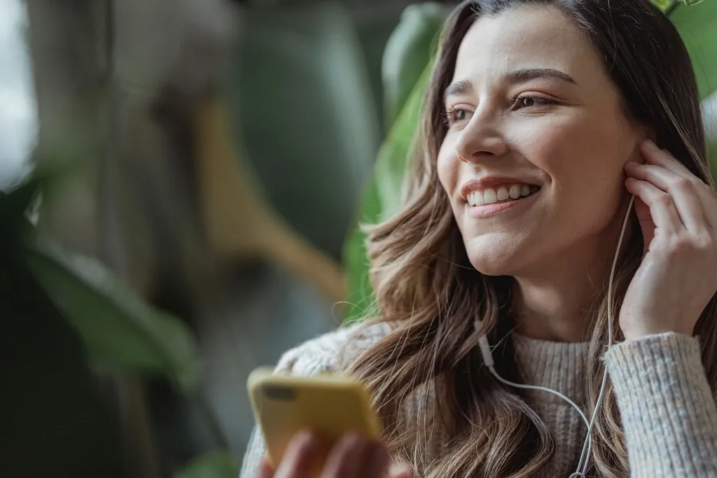 La nostalgia está haciendo que los influencers conviertan en moda de lujo algo que creíamos olvidado: los auriculares con cable