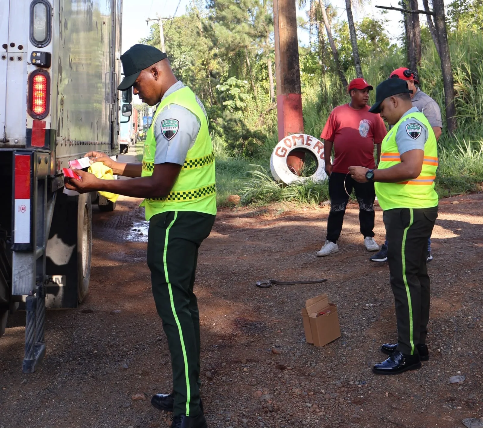 DIGESETT coloca cintas reflectivas a 100 vehículos pesados en La Cumbre para fortalecer la seguridad vial