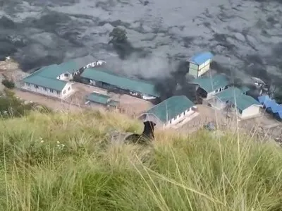 Inundación en Nepal arrastra decenas de casas y deja cinco desaparecidos