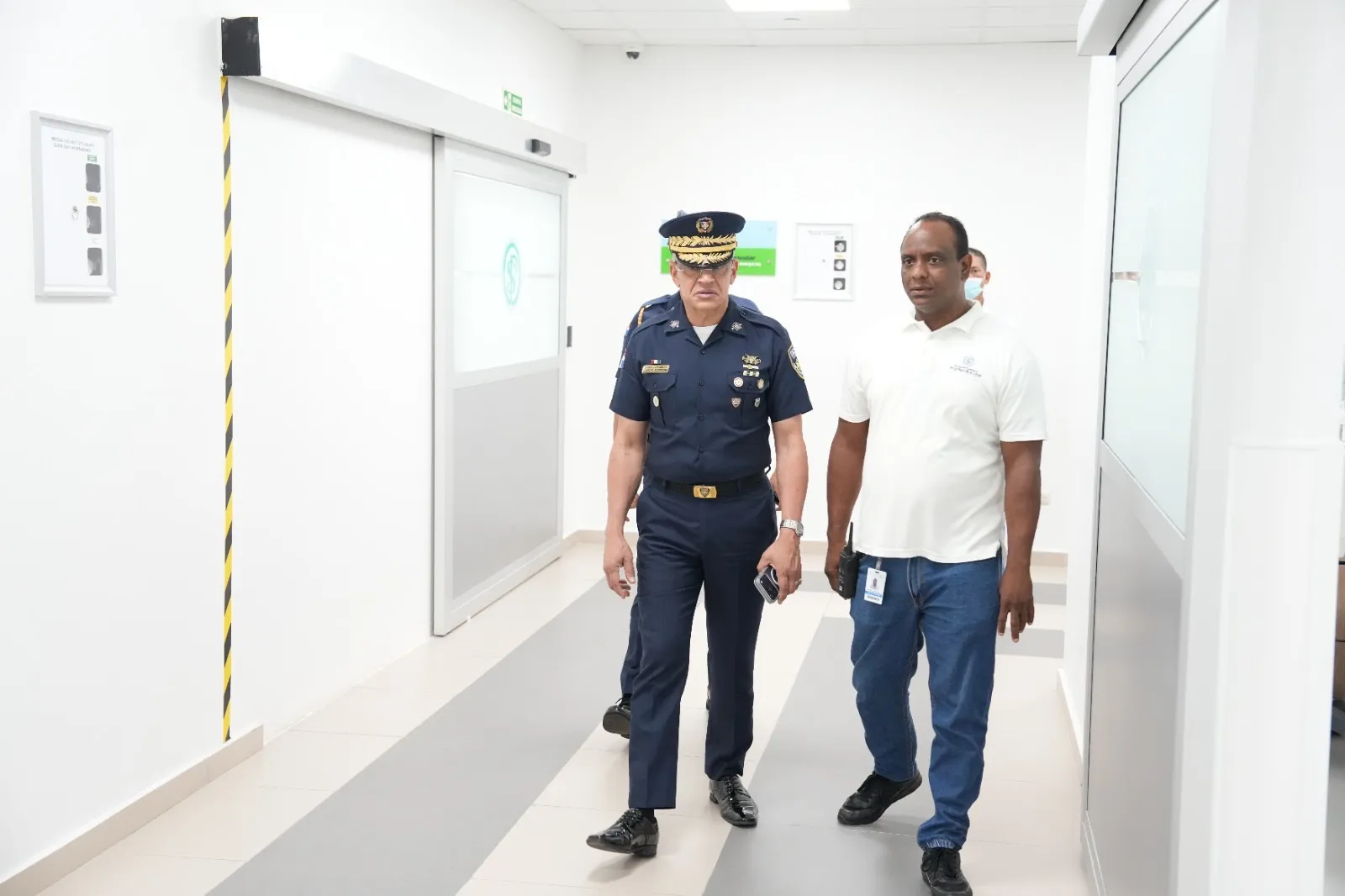 Director policial acompaña a oficial retirado herido al frustrar asalto en joyería de Villa Juana; resalta que implicados ya fueron arrestados y puestos a disposición de la justicia