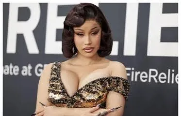 Cardi B deja el glamour a un lado y se vuelve viral limpiando la casa de su familia en RD
