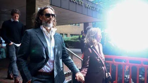 El actor Russell Brand llega al tribunal en el comienzo de su juicio por violación