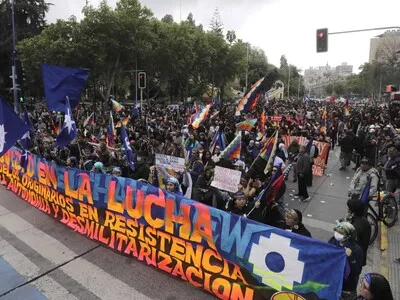 Pueblos originarios marchan durante el 'Día del Encuentro de Dos Mundos' en Santiago
