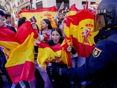Tensión en Madrid entre acampados por la vivienda y manifestantes con banderas de España