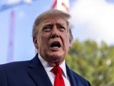 Trump llama "gordo" a un manifestante mientras es expulsado a golpes de su mitin