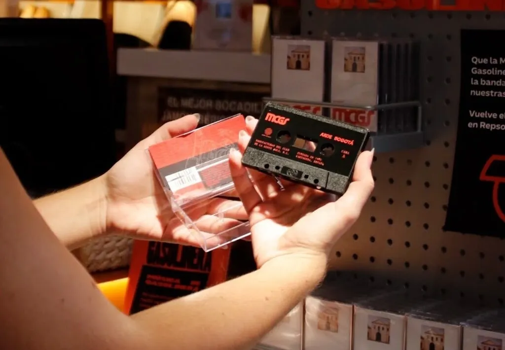 Lo nuevo de Arde Bogotá sale en cassette y se vende en gasolineras porque Repsol sabe lo rentable que sale la nostalgia