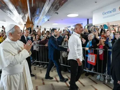 El papa entró andando al hospital acompañado de sus secretarios y médico personal