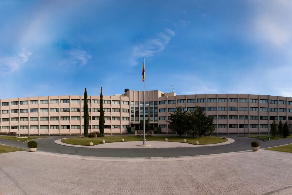 El CNI busca 17 perfiles técnicos para anticiparse a las amenazas de la IA y la cuántica: lo que piden dice mucho de cómo se prepara