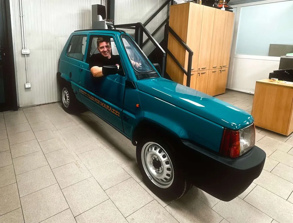 Este Fiat Panda se ha ganado el título de coche más estrecho del mundo: ocupa menos que una moto