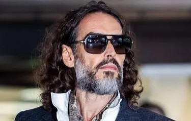 La fiscalía tacha a Russell Brand de "depredador sexual despiadado" al arrancar el juicio