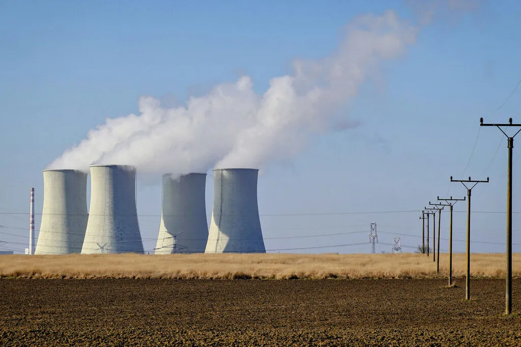 La energía nuclear lleva medio siglo prometiendo más de lo que realmente crece. Un estudio explica la paradoja
