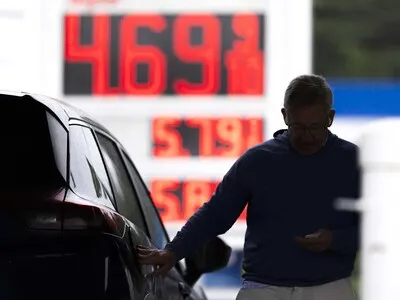 La gasolina en EE. UU. supera los cuatro dólares por galón durante un récord de 158 días