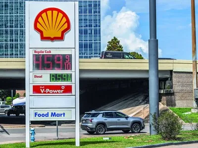 La gasolina acumula 158 días sobre los cuatro dólares en EE. UU.; el petróleo cierra al alza