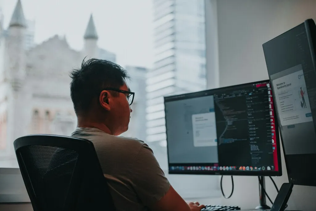 Pasan los años y el FBI sigue tumbando redes de norcoreanos presentándose y obteniendo trabajos en remoto dentro de EEUU