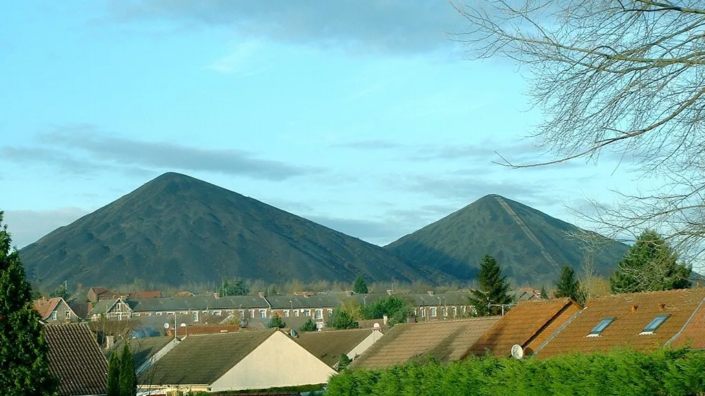 En 1986, unos mineros dejaron dos pirámides de basura de 150 metros en el norte de Francia. 40 años después, el paisaje era irreconocible