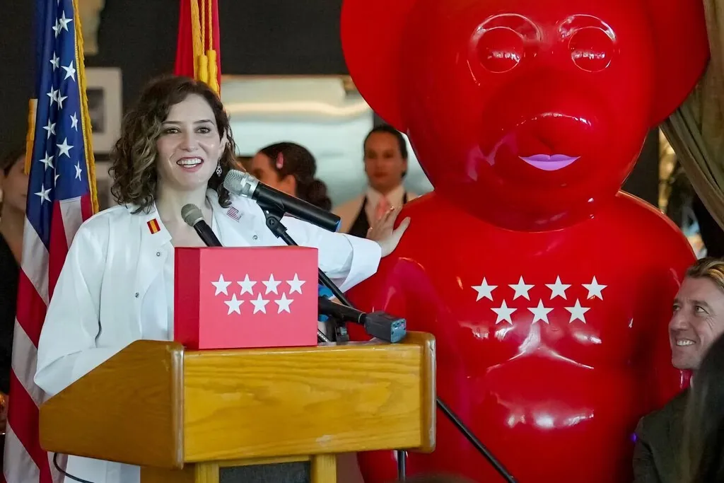 En 2022, Madrid regaló una gigantesca osa roja a Miami como símbolo de su hermanamiento: terminó en un restaurante