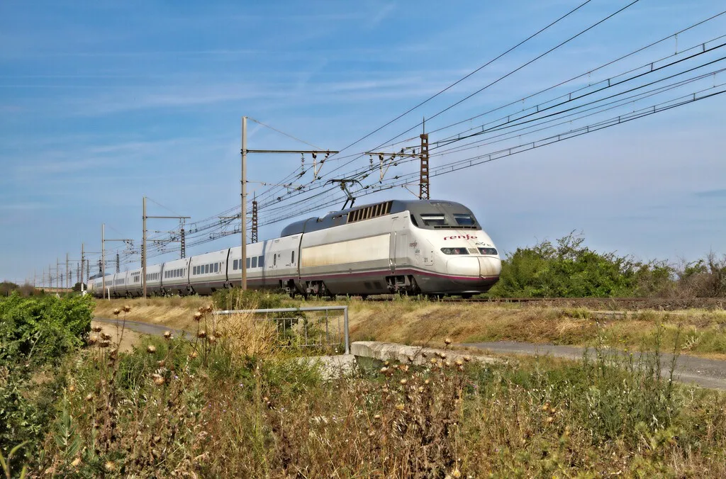 El plan de Renfe para sacar de la vía al AVE incendiado en Ricla pasa por desguazar la cabina y arrastrar el chasis