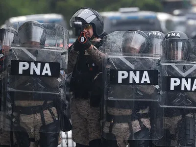 Policías y universitarios se enfrentan en Argentina durante protesta