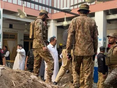 Mueren 32 alumnos y una profesora al derrumbarse el techo de un colegio en Pakistán