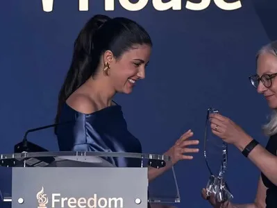 La disidente cubana Rosa María Payá, recibe el premio por su lucha por la libertad