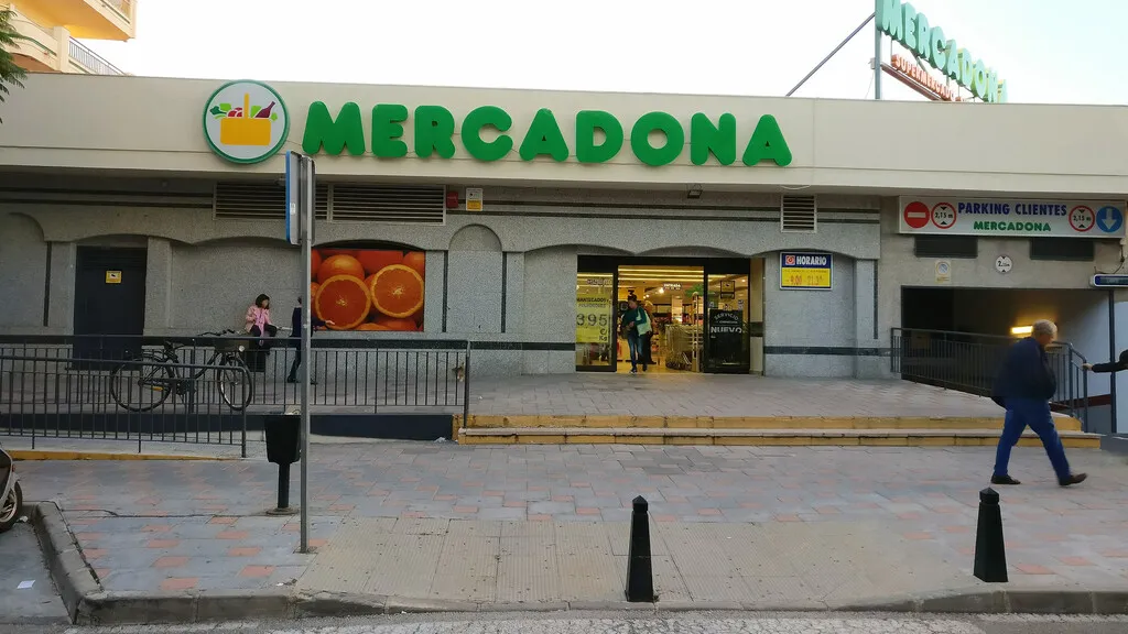 Mercadona siguió con un detective a un trabajador de Albacete de baja que cuidaba a su hija enferma y después lo despidió: la Justicia obliga a readmitirlo