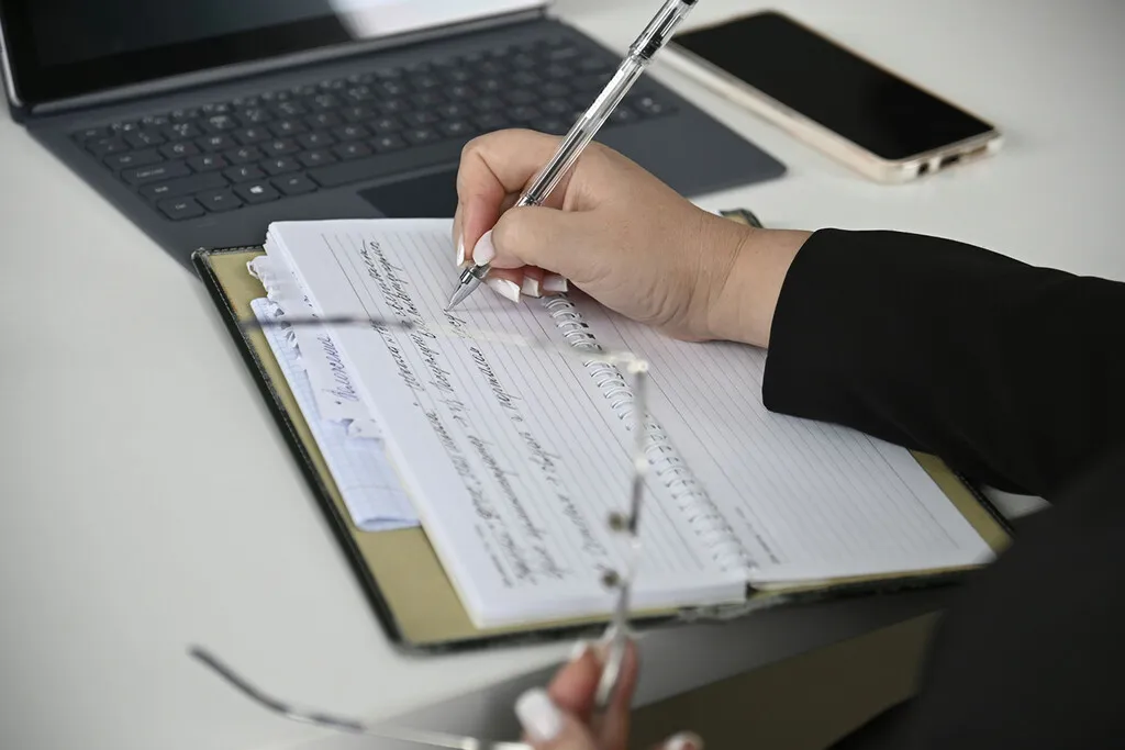 Anthropic ofrece 172.000 euros al año a alguien que quiera hacer exactamente el trabajo que debería hacer un agente de IA