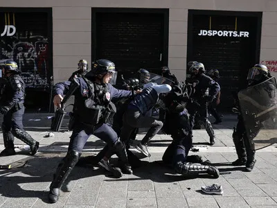 Persisten las protestas en Francia en medio de enfrentamientos con la policía