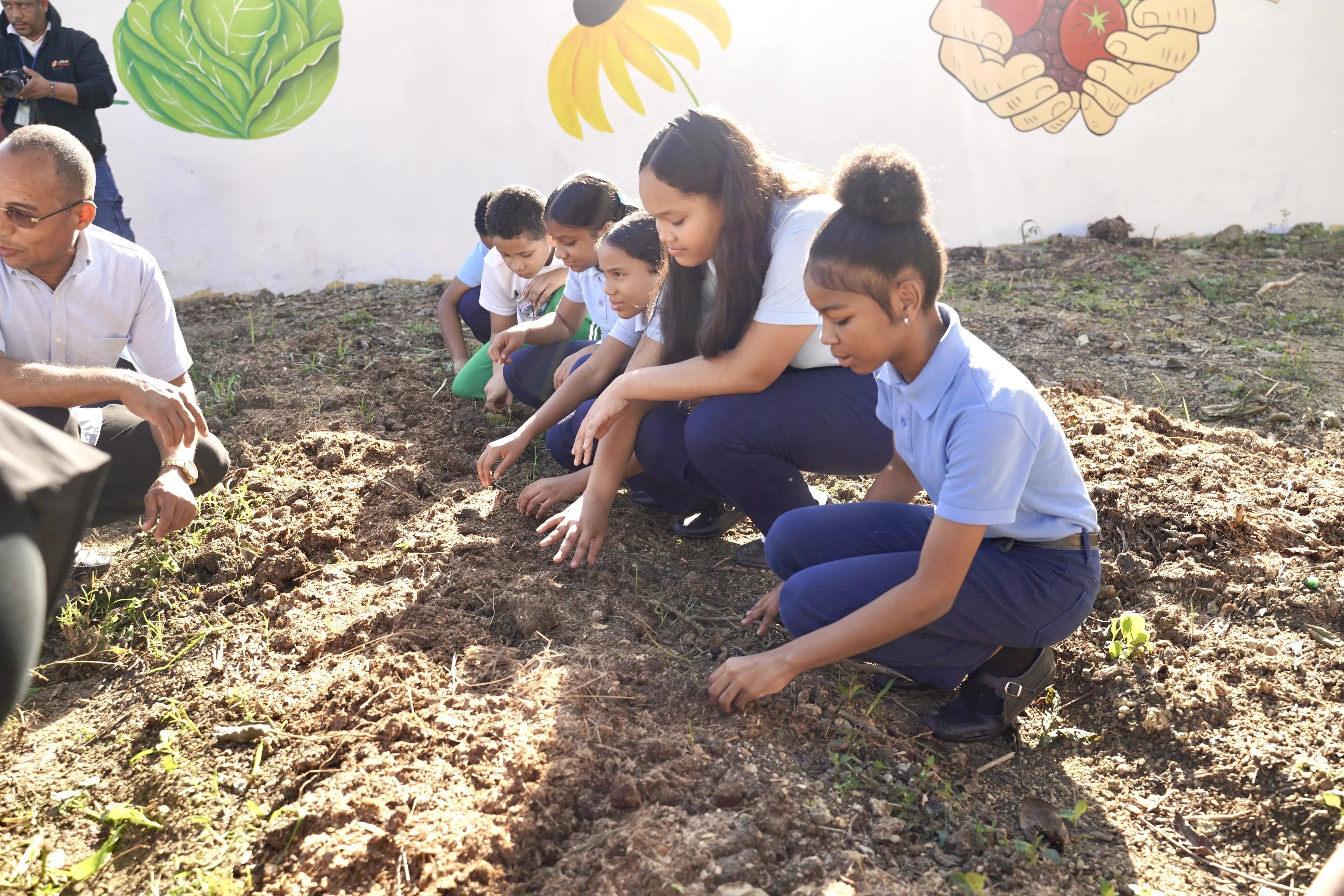 Escuelas que cultivan: Educación reconocerá buenas prácticas en huertos escolares