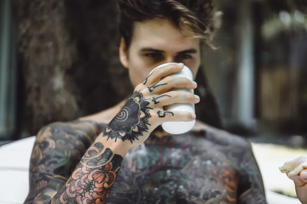 Tatuajes invisibles que aparecen cuando tú quieres: así funciona PhotoTat, la tinta fotocrómica ideal para entrevistas de trabajo y visitas a tu abuela