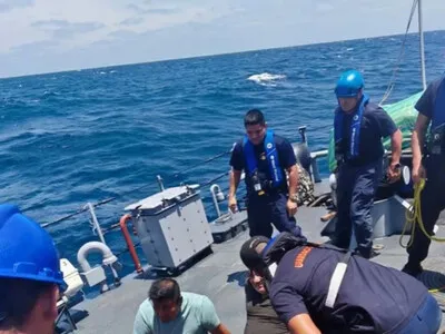 La Armada de Ecuador busca a 14 tripulantes de un barco naufragado en el Pacífico