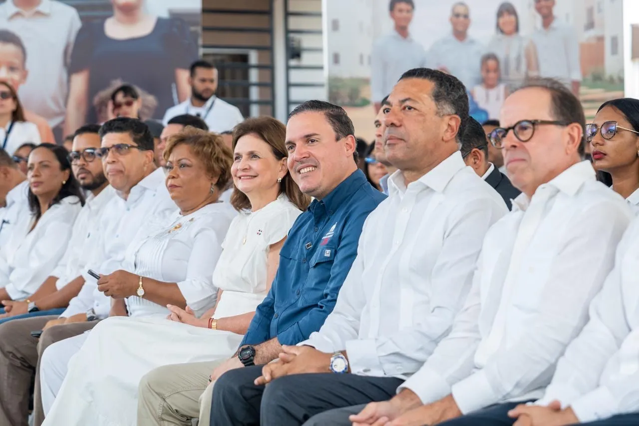 Vicepresidenta Raquel Peña y ministro Jean Luis Rodríguez hacen realidad el sueño de 836 familias al entregarles sus apartamentos en Ciudad Real Ecológica SDE