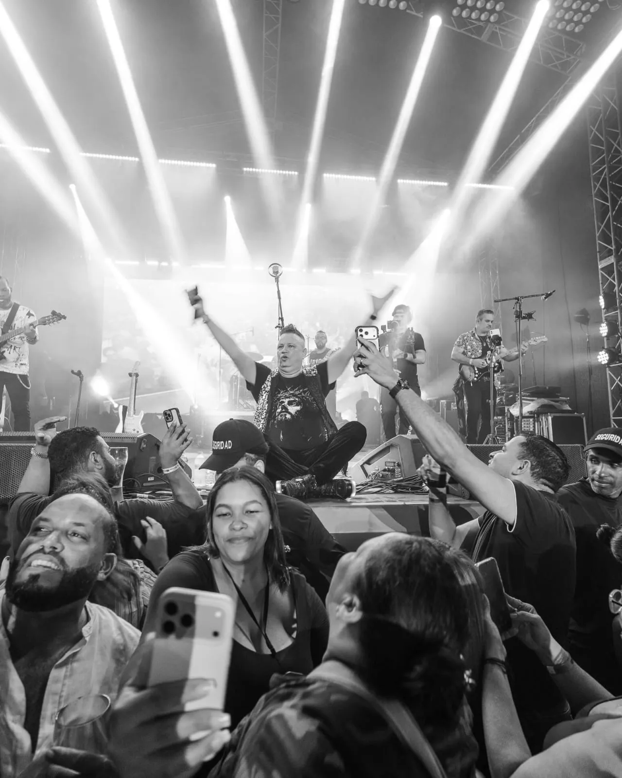 Aljadaqui enciende el Oktober Fest de Santiago ante 3,000 personas y sorprende con Krispy en el escenario
