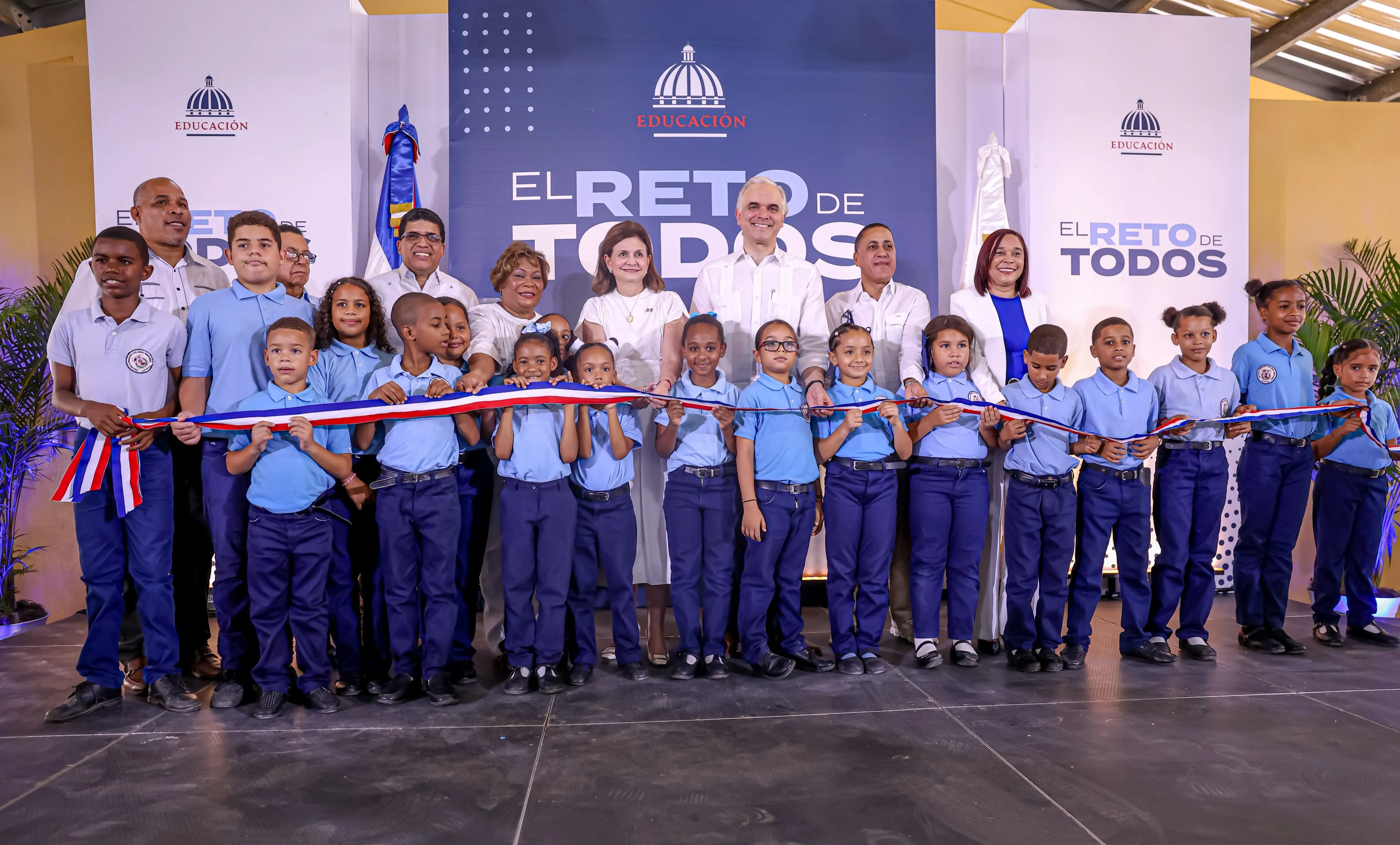 Estudiante destaca oportunidades de aprendizaje que ofrece nueva escuela entregada por el Gobierno en Ciudad Juan Bosch 