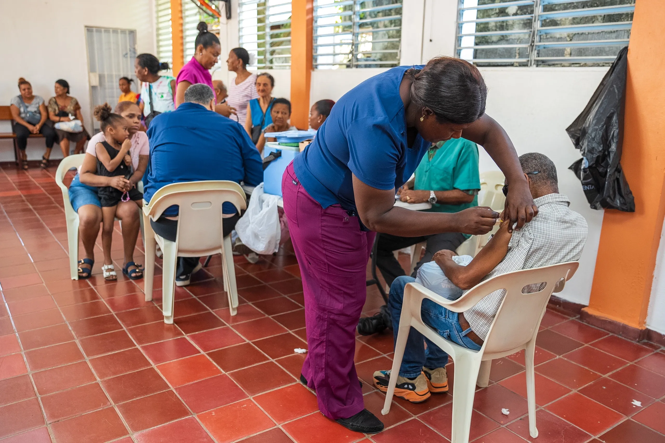 Comunitarios agradecen a Carolina Mejía por realizar operativo médico-social en El Caliche de Cristo Rey