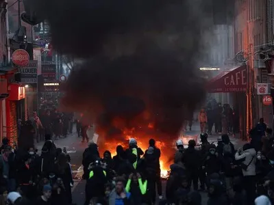 París vive nuevo episodio de violencia y saqueos en torno a la plaza de la República