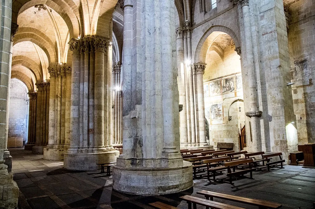 Querían frenar la humedad en la Catedral Vieja de Salamanca y han acabado encontrando tumbas, un caldero romano y un posible templo anterior