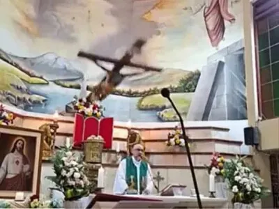Un sacerdote muere tras caerle encima una cruz durante una misa en Ecuador