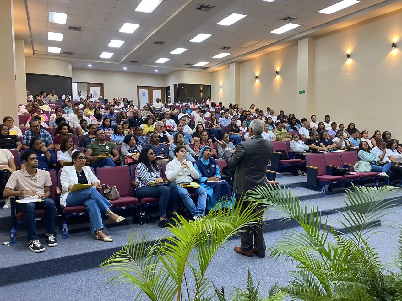 Iglesia hace llamado en el 1er. Simposio de Adolescentes: “A los jóvenes se les acompaña y rehabilita, no se les mata