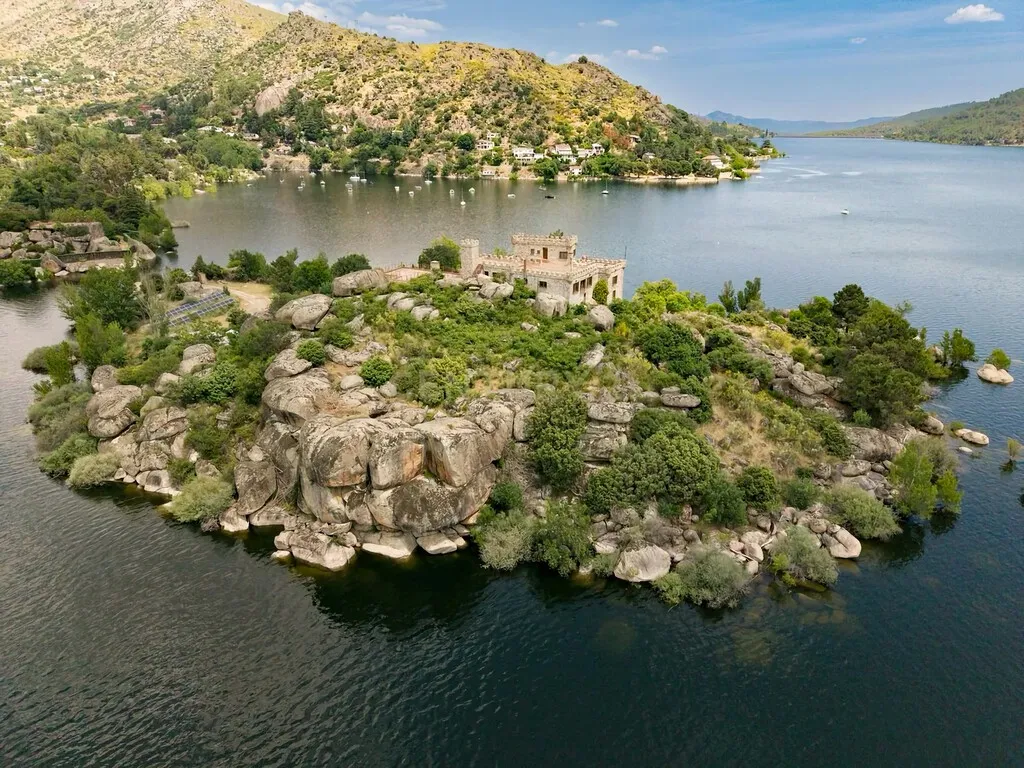 Se vende una isla con castillo a una hora de Madrid: 11 dormitorios y los mismos baños, usa paneles solares y a veces se puede llegar en coche