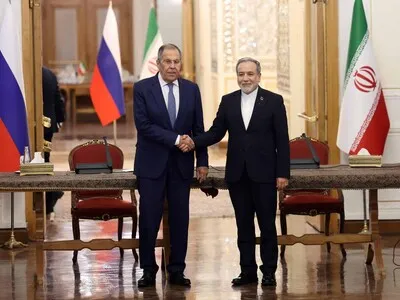 El canciller ruso llega a Irán en medio de los esfuerzos de Moscú por mediar en la guerra