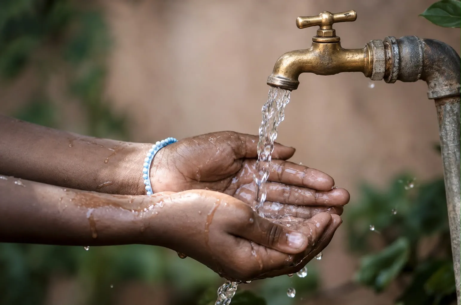 Docalsa articula trabajos de mejora del servicio de agua en el El Pomier 