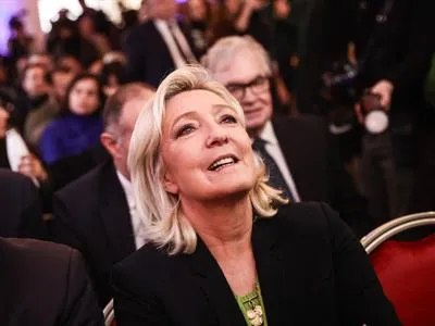 A seis meses de las presidenciales, Marine Le Pen se sitúa clara favorita, según un sondeo