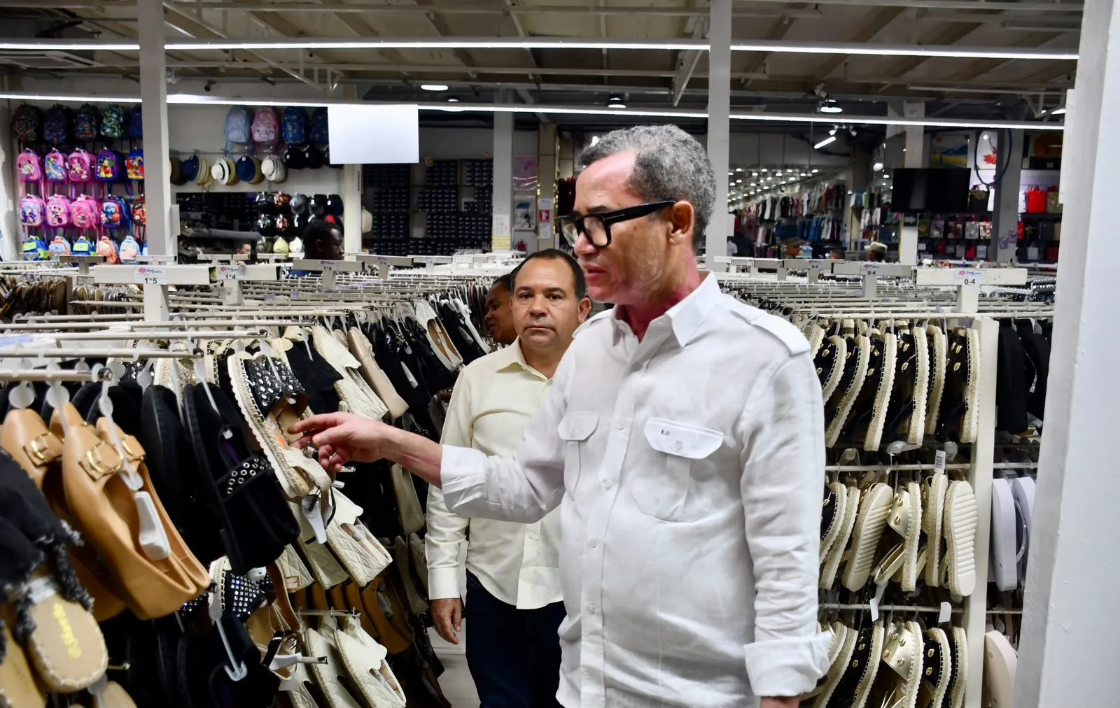 Ministerio de Trabajo inspecciona y sanciona 101 tiendas de inversionistas chinos por numerosas violaciones laborales 