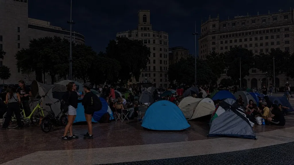 Barcelona corta la luz a los acampados en plaza Catalunya por un supuesto "enganche ilegal" que les ponía en "riesgo inminente"