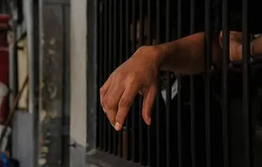 Arrestan tres años después a un hombre acusado de matar a una madre que protegía a su hijo