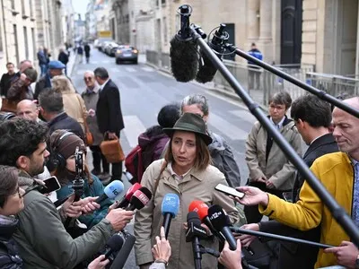 Francia decreta un toque de queda en barrios de París por tercera noche consecutiva