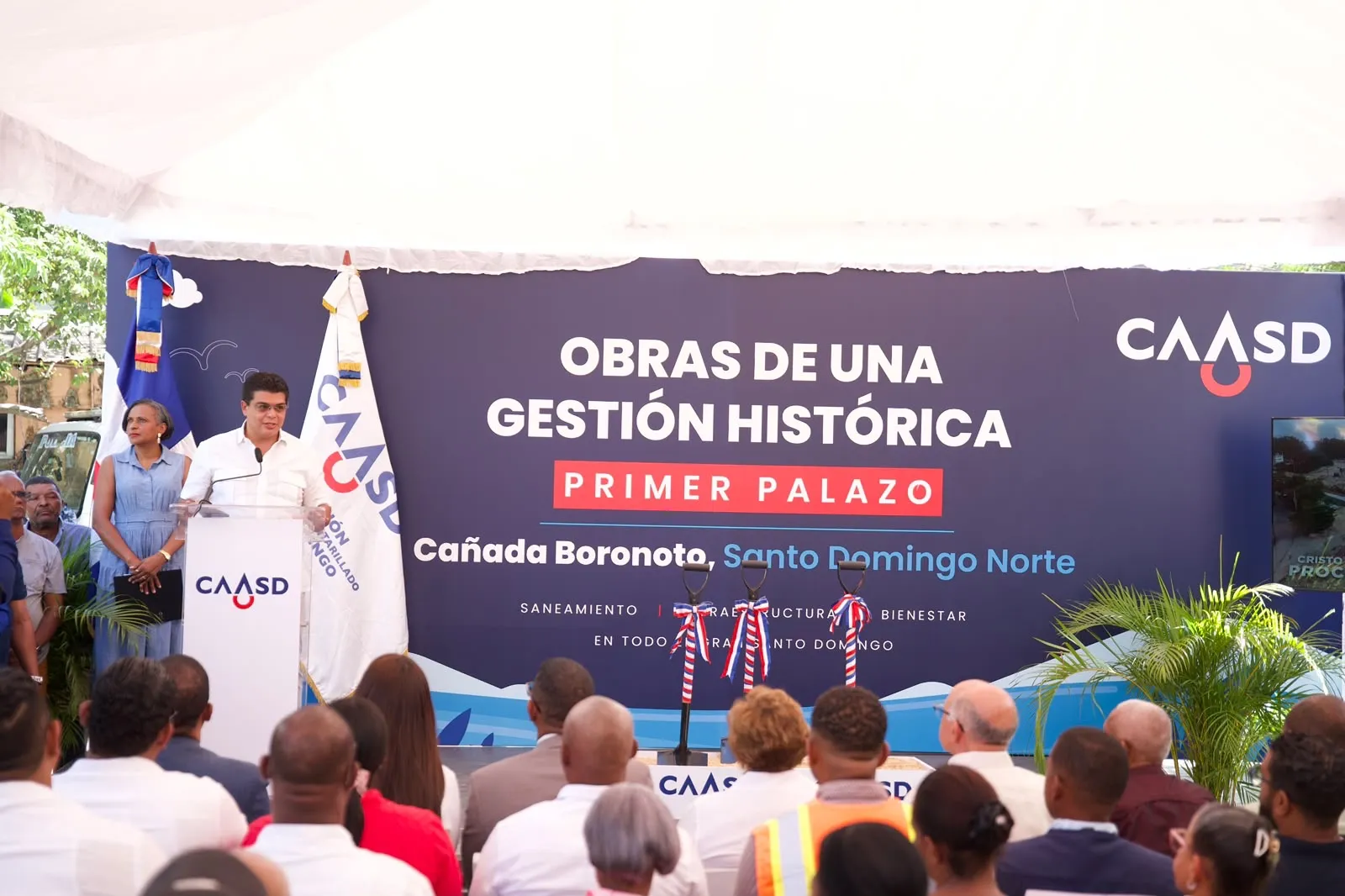 Fellito Suberví deja iniciados trabajos de saneamiento cañada Boronota, en SDN