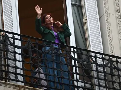 Cristina Fernández y su hijo van a juicio en Argentina por corrupción en negocio hotelero