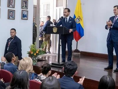 Presidente de Colombia ordena bombardeo contra el ELN y advierte que no habrá tregua